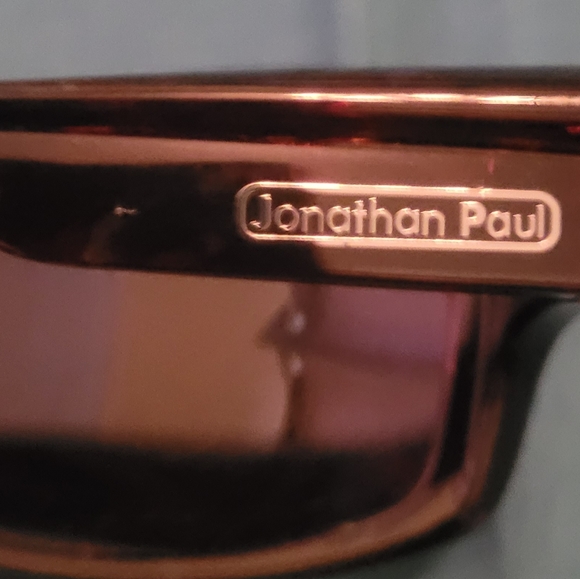 Sunglasses with case - Picture 3 of 4